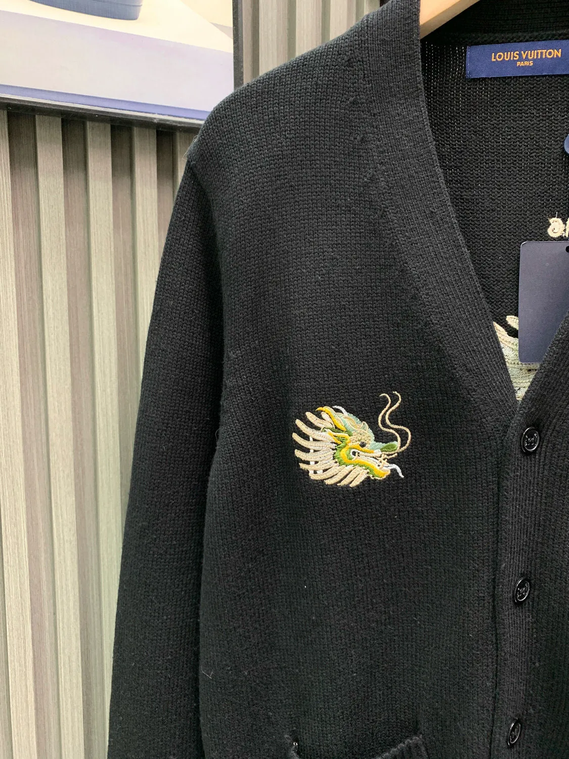 🅿️400 🀄️ Louis Vuitton Louis Vuitton 25* Year of the Snake Limited Edition Knitted sweater jacket style with classic double dragons embroidered around the chest A whole dragon embroidery on the back highlights the dominance Color-dyed wool blended cotton yarn High weight and high density Super high quality The wool is soft, delicate and skin-friendly It feels soft and silky All color-dyed high weight cotton yarn ensures no color difference Adopts four-hole knitting method Tight and textured, durable and not prone to pilling. It has a soft and warm comfort. It does not stick to the body when worn alone. Classic knitted clothing uses exquisite details and iconic brand symbols to reinterpret the charming charm. This sweater is made of wool and cashmere blended fabrics and is made with heavy-duty jacquard craftsmanship. All products are produced on imported looms. The details are clearly visible and the sense of high-end is the same for men and women.